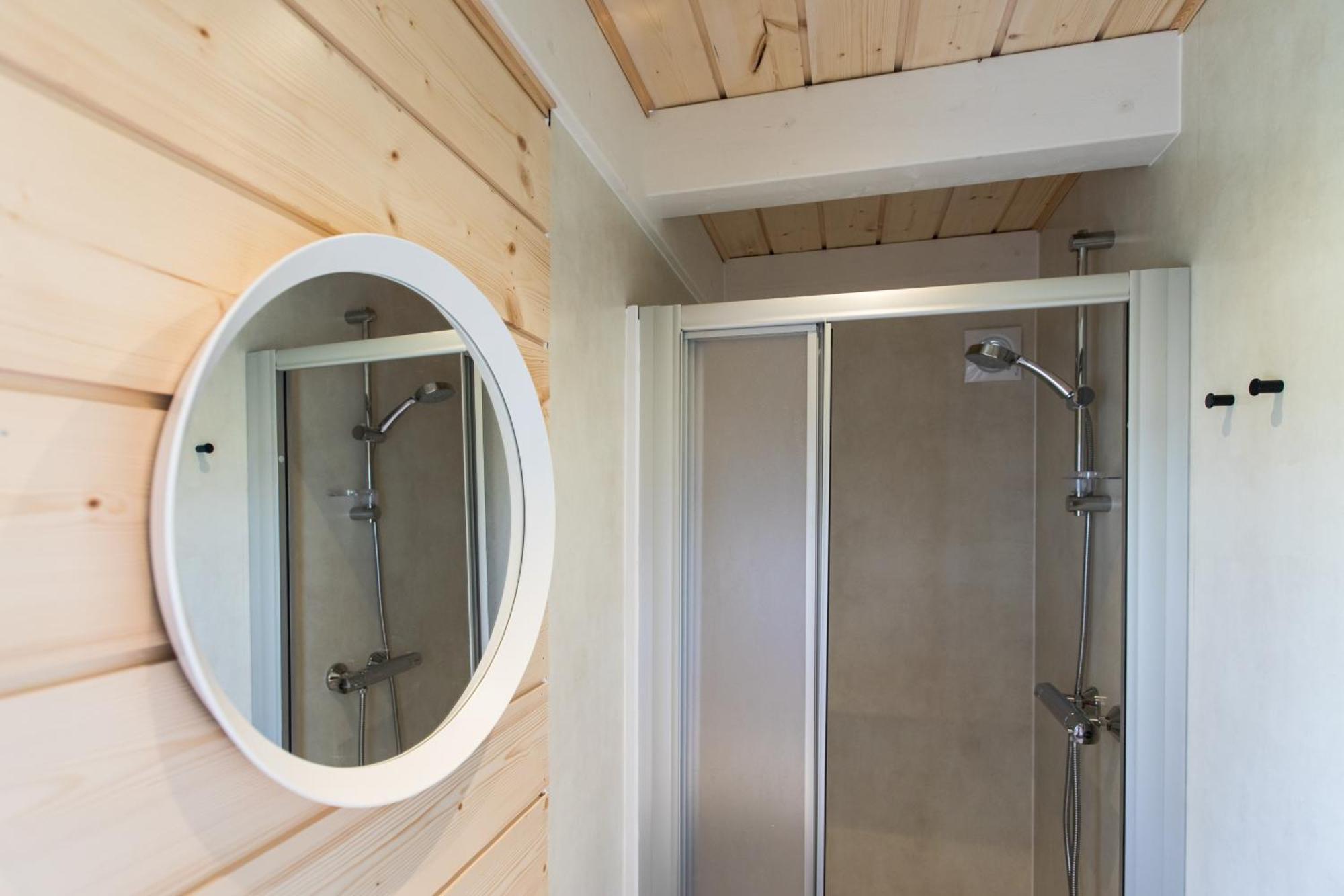 Tiny house - vakantiepark de Schreiershoek Dokkum Buitenkant foto
