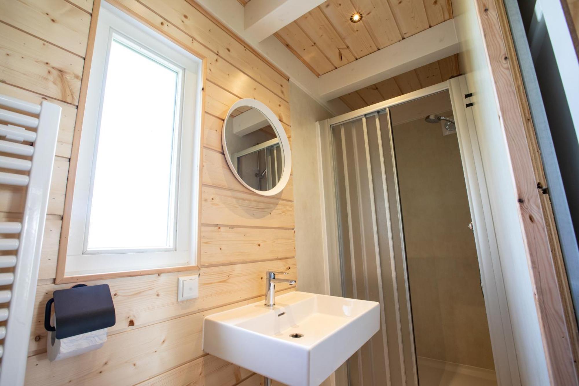 Tiny house - vakantiepark de Schreiershoek Dokkum Buitenkant foto